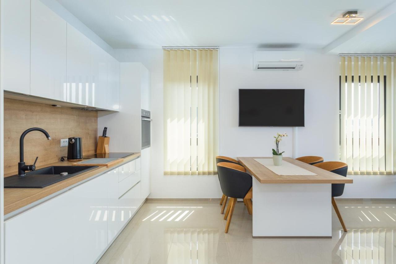 Luton Apartment Banjole Bagian luar foto