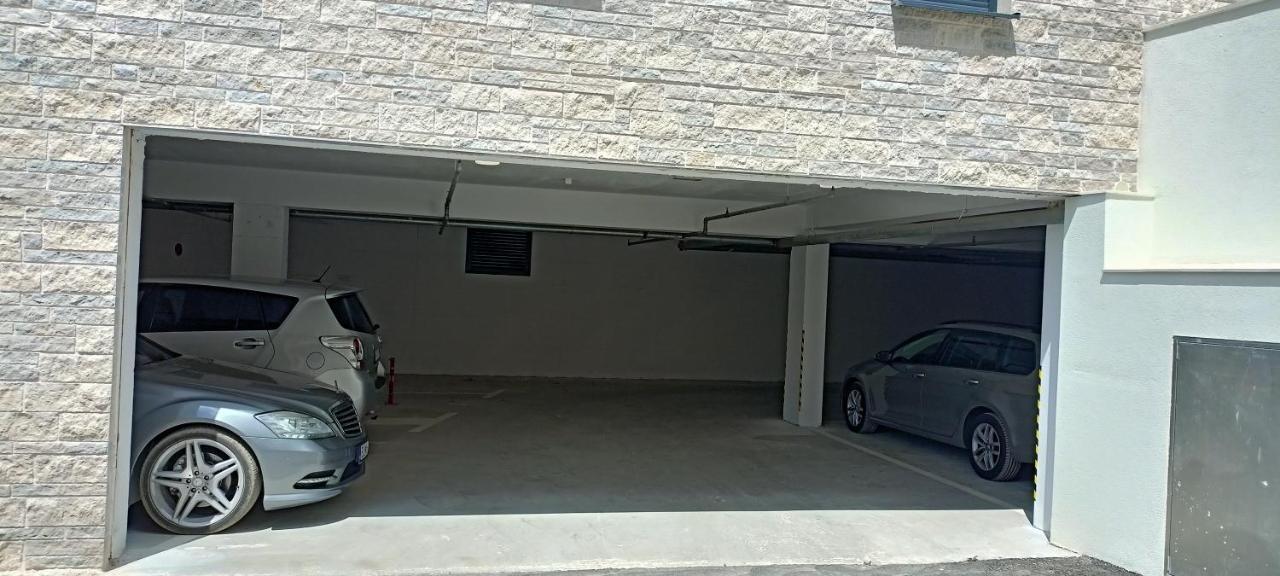 Luton Apartment Banjole Bagian luar foto